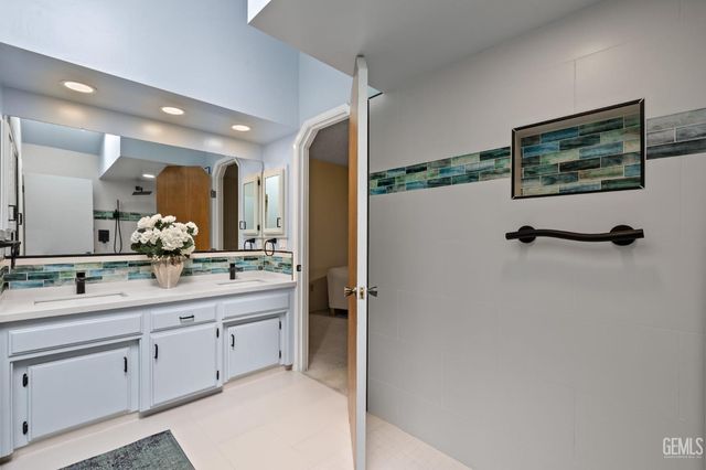 9413 Laurel Oak Way, Bakersfield, CA 93311