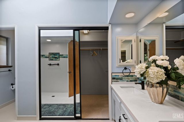 9413 Laurel Oak Way, Bakersfield, CA 93311