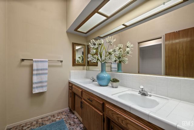 9413 Laurel Oak Way, Bakersfield, CA 93311