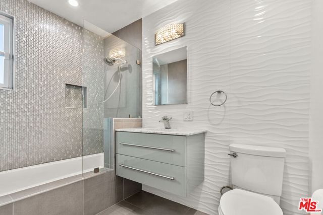5502 S Chariton Avenue, Los Angeles, CA 90056