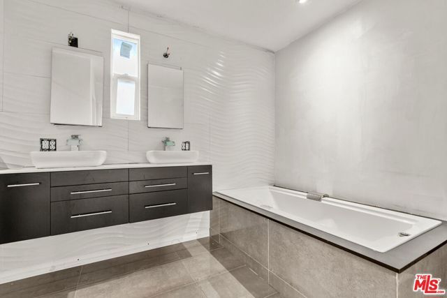 5502 S Chariton Avenue, Los Angeles, CA 90056