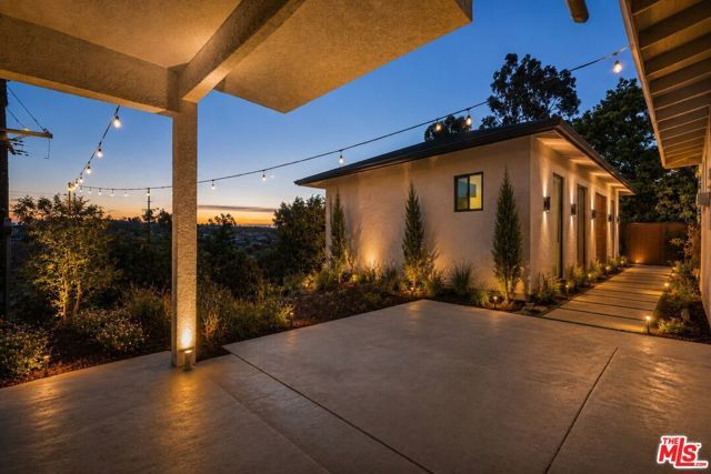 5502 S Chariton Avenue, Los Angeles, CA 90056