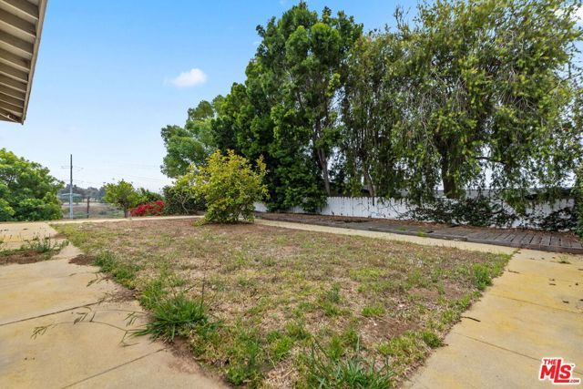 5502 S Chariton Avenue, Los Angeles, CA 90056
