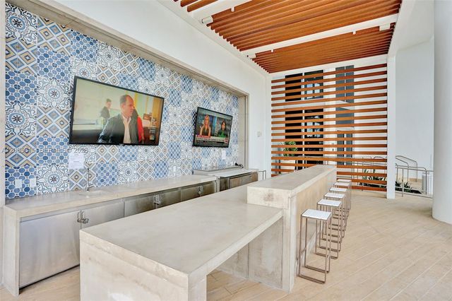 16385 NE Biscayne Blvd 1601+2 Parkings, North Miami Beach, FL 33160