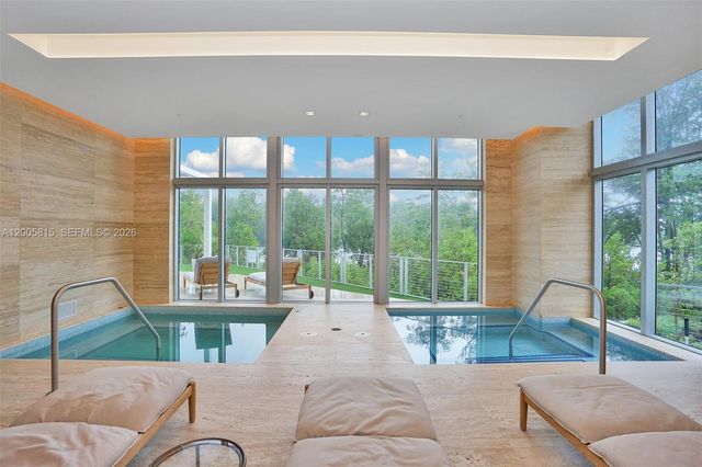 16385 NE Biscayne Blvd 1601+2 Parkings, North Miami Beach, FL 33160