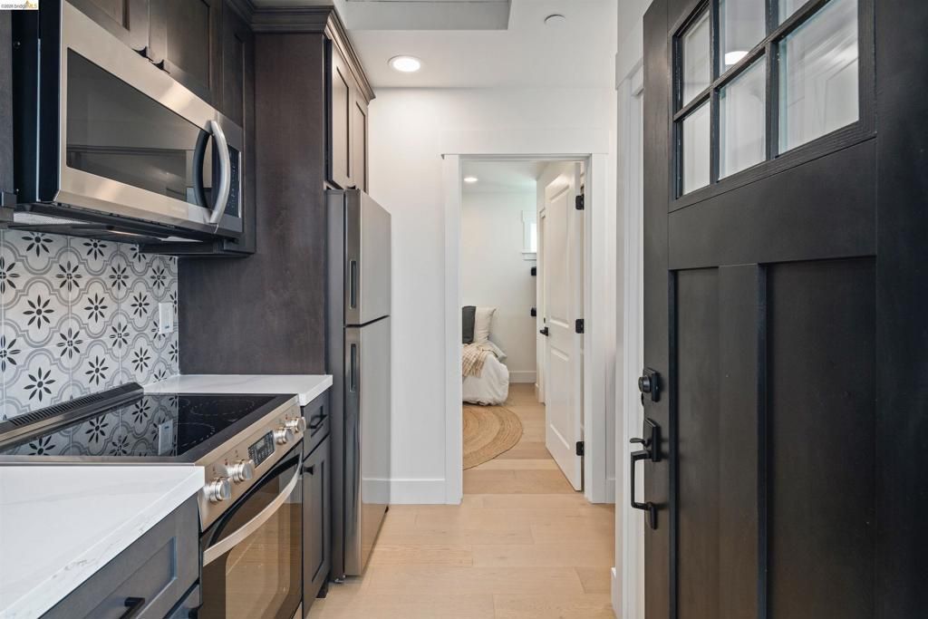 Image 33 of property listing at 846 846 Adams St, Albany, CA 94706