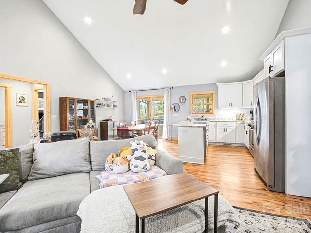 12 Crystal Cove Drive, Hendersonville, NC 28739