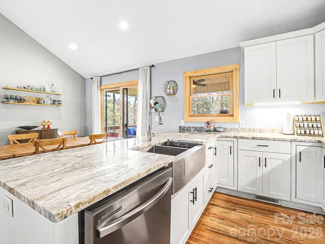 12 Crystal Cove Drive, Hendersonville, NC 28739