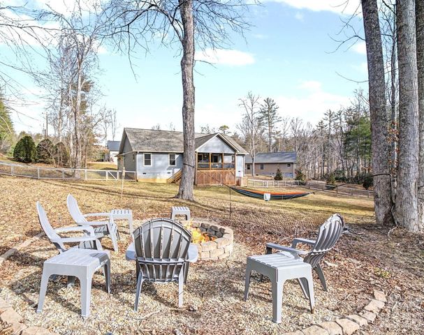 12 Crystal Cove Drive, Hendersonville, NC 28739