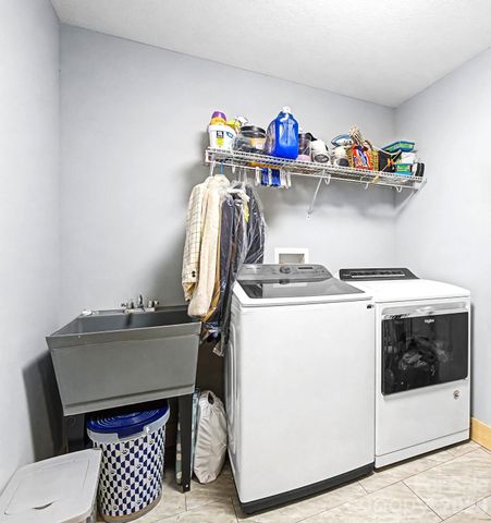 12 Crystal Cove Drive, Hendersonville, NC 28739