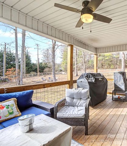 12 Crystal Cove Drive, Hendersonville, NC 28739