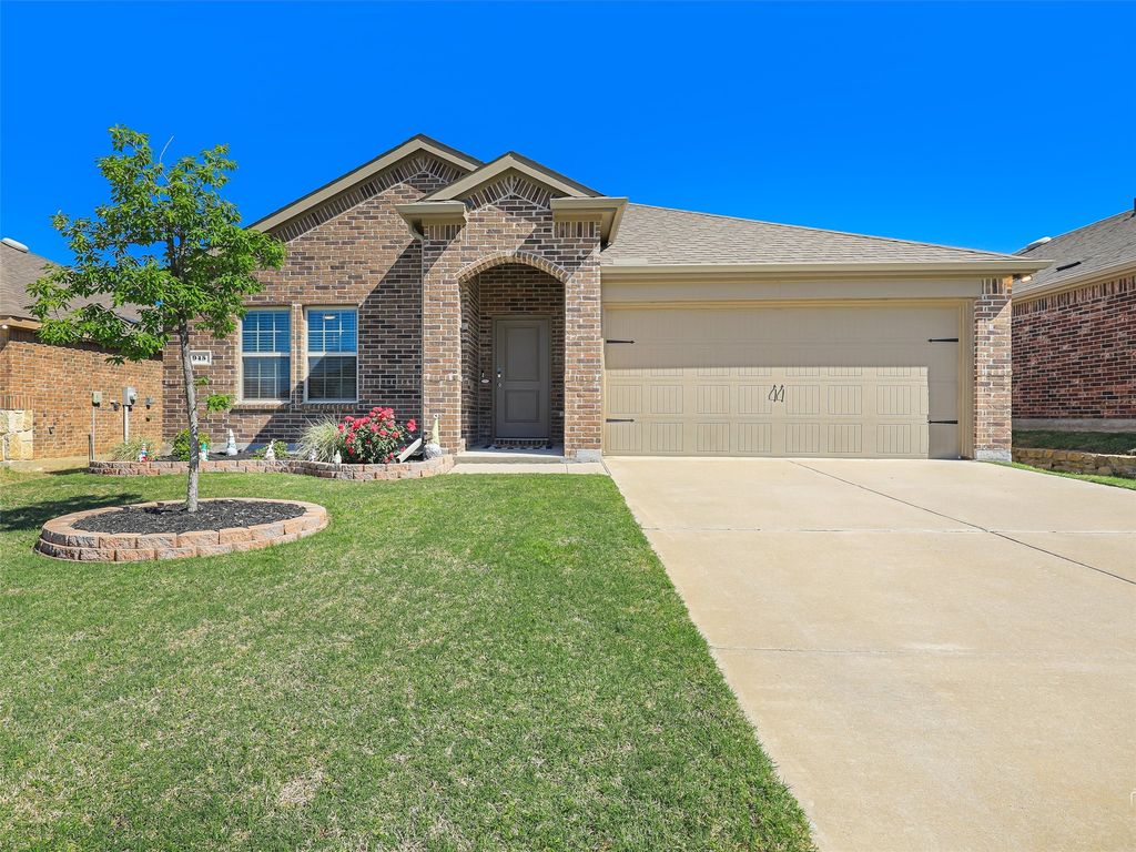 945 English Drive, Aubrey, TX 76227