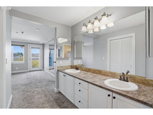 520 Se COLUMBIA RIVER Dr 422, Vancouver, WA 98660