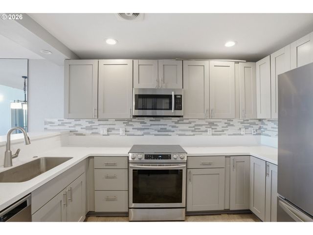 520 Se COLUMBIA RIVER Dr 422, Vancouver, WA 98660