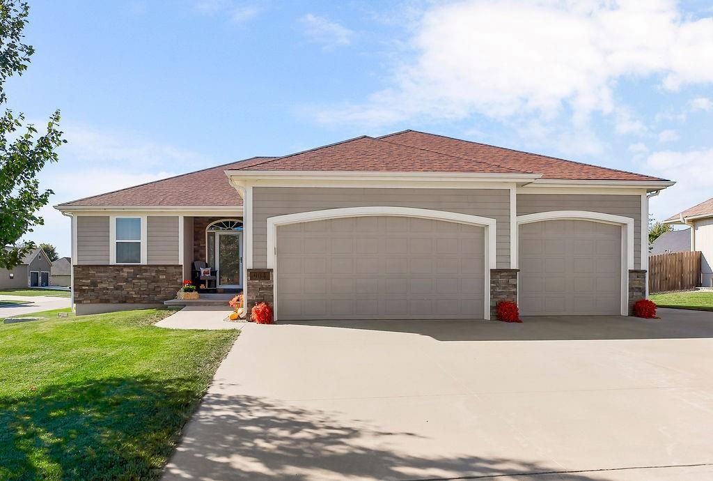 904 Edgewood Drive, Paola, KS 66071
