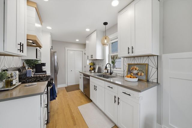 5204 S Oak Park Avenue, Chicago, IL 60638