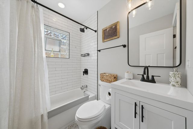5204 S Oak Park Avenue, Chicago, IL 60638