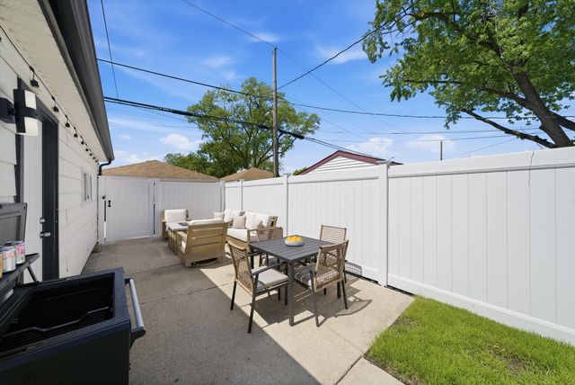 5204 S Oak Park Avenue, Chicago, IL 60638