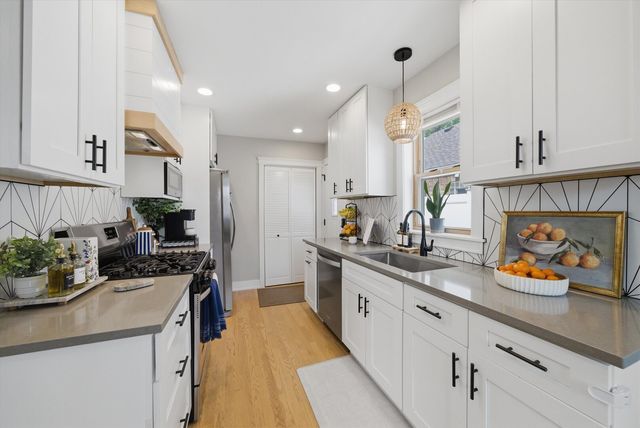 5204 S Oak Park Avenue, Chicago, IL 60638