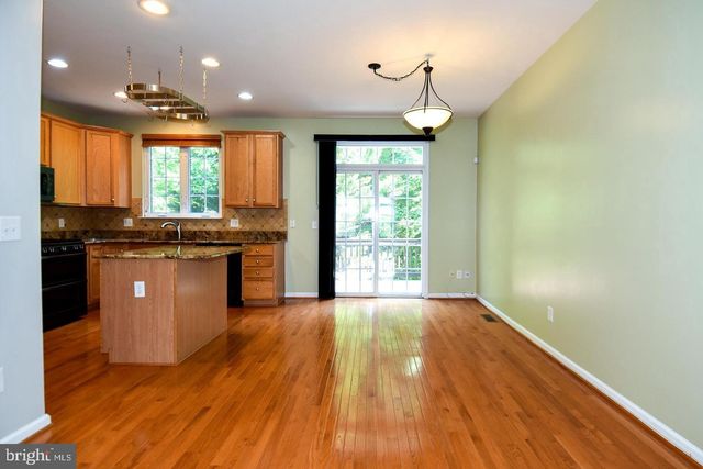 7810 LOCUST LEAF LN, Alexandria, VA 22315
