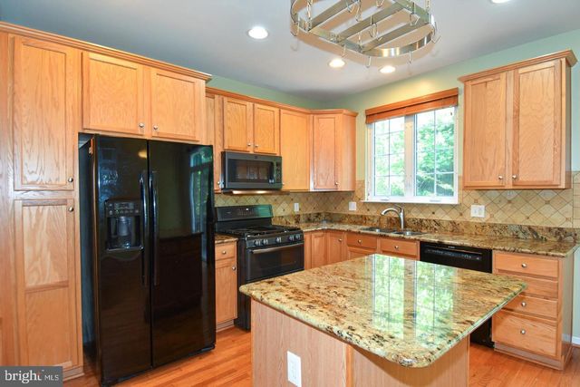 7810 LOCUST LEAF LN, Alexandria, VA 22315
