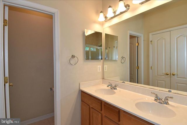 7810 LOCUST LEAF LN, Alexandria, VA 22315