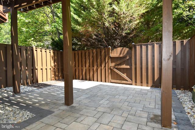 7810 LOCUST LEAF LN, Alexandria, VA 22315