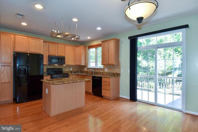 7810 LOCUST LEAF LN, Alexandria, VA 22315