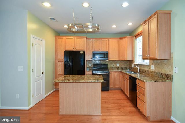 7810 LOCUST LEAF LN, Alexandria, VA 22315