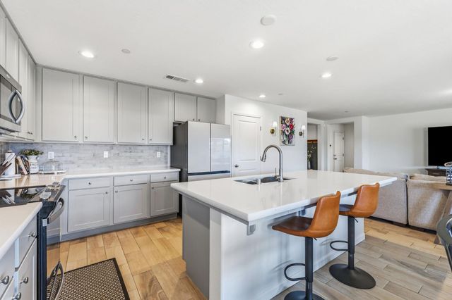 2131 W Ambassador Way, Hanford, CA 93230