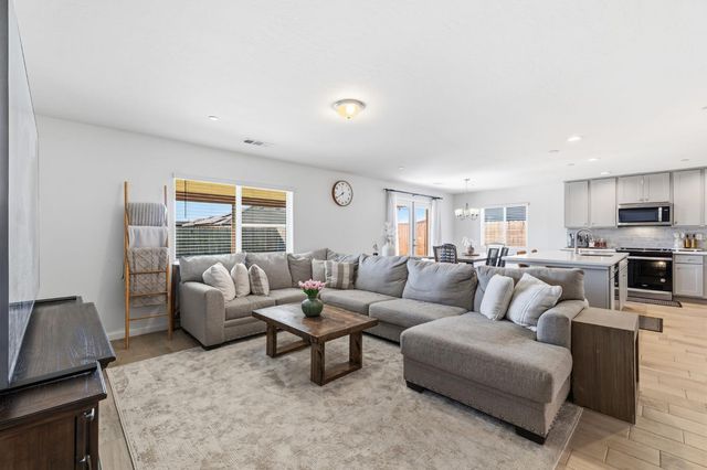 2131 W Ambassador Way, Hanford, CA 93230