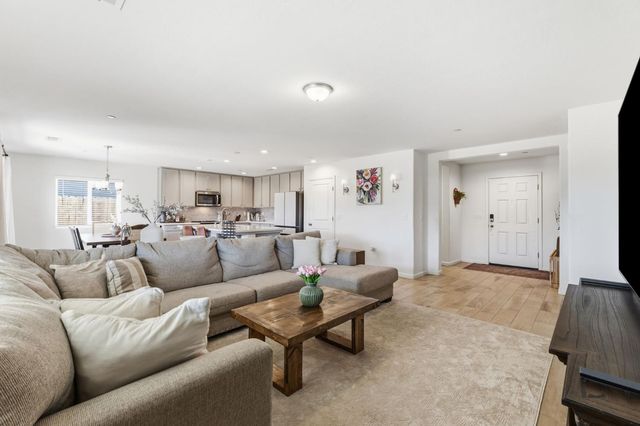 2131 W Ambassador Way, Hanford, CA 93230