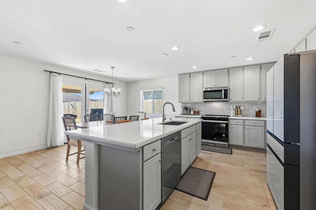 Image 10 of property listing at 2131 W Ambassador Way, Hanford, CA 93230