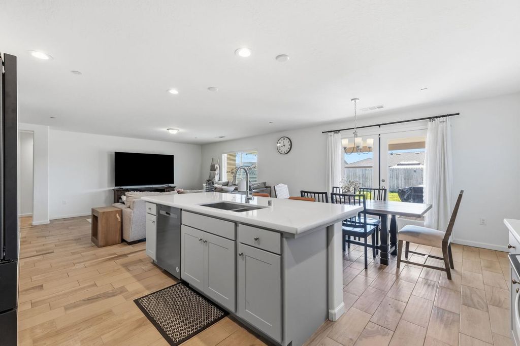 Image 11 of property listing at 2131 W Ambassador Way, Hanford, CA 93230