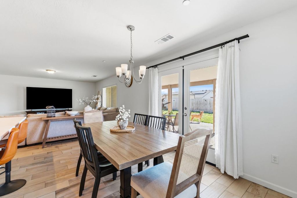 Image 13 of property listing at 2131 W Ambassador Way, Hanford, CA 93230