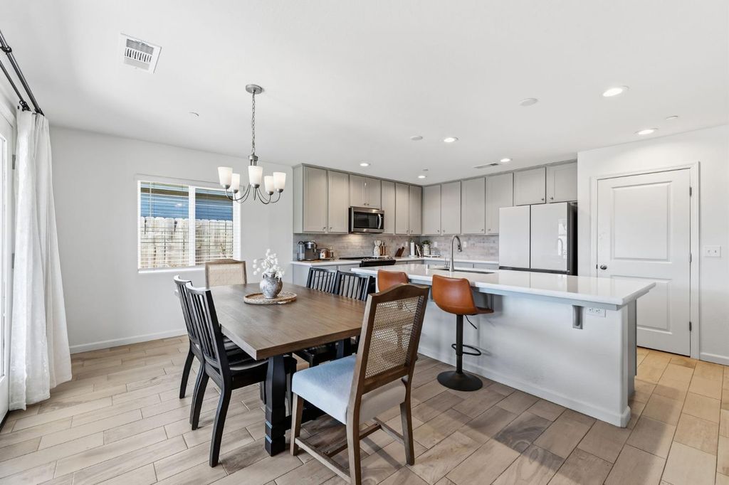 Image 14 of property listing at 2131 W Ambassador Way, Hanford, CA 93230