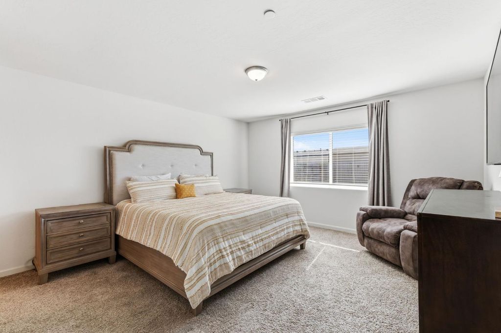 Image 15 of property listing at 2131 W Ambassador Way, Hanford, CA 93230