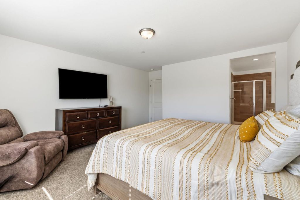 Image 16 of property listing at 2131 W Ambassador Way, Hanford, CA 93230