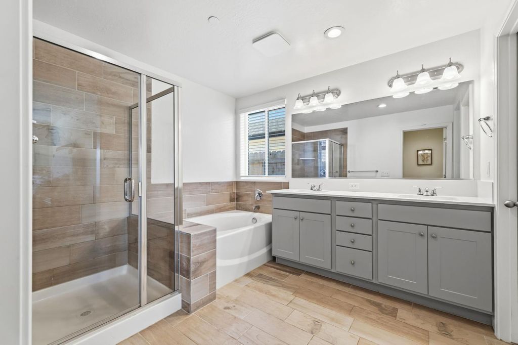 Image 17 of property listing at 2131 W Ambassador Way, Hanford, CA 93230