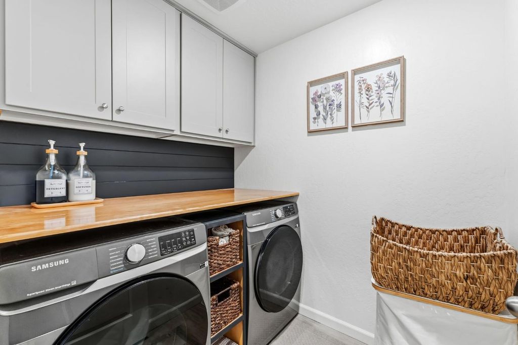 Image 19 of property listing at 2131 W Ambassador Way, Hanford, CA 93230