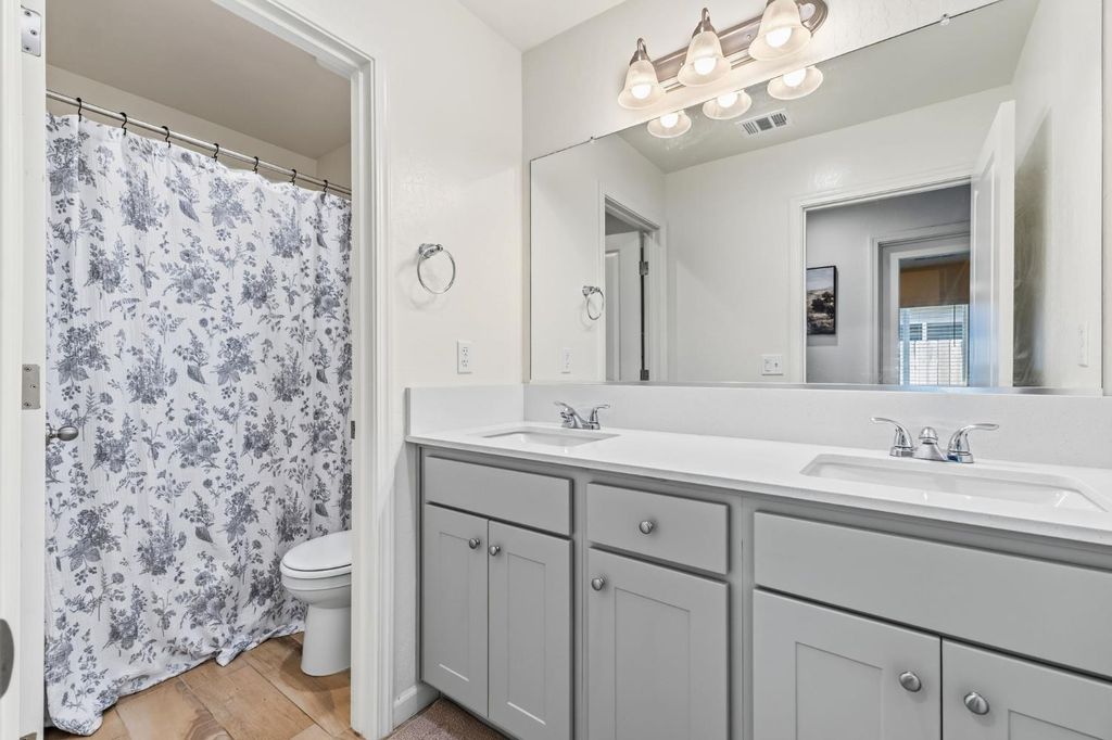 Image 22 of property listing at 2131 W Ambassador Way, Hanford, CA 93230