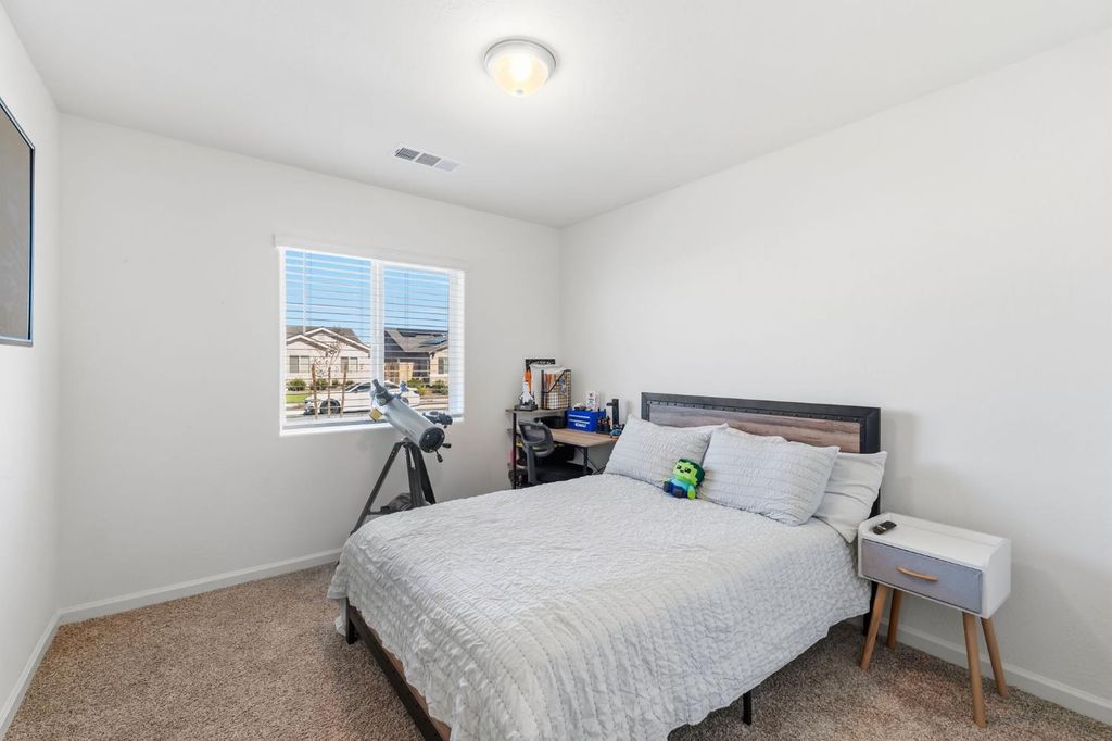 Image 23 of property listing at 2131 W Ambassador Way, Hanford, CA 93230