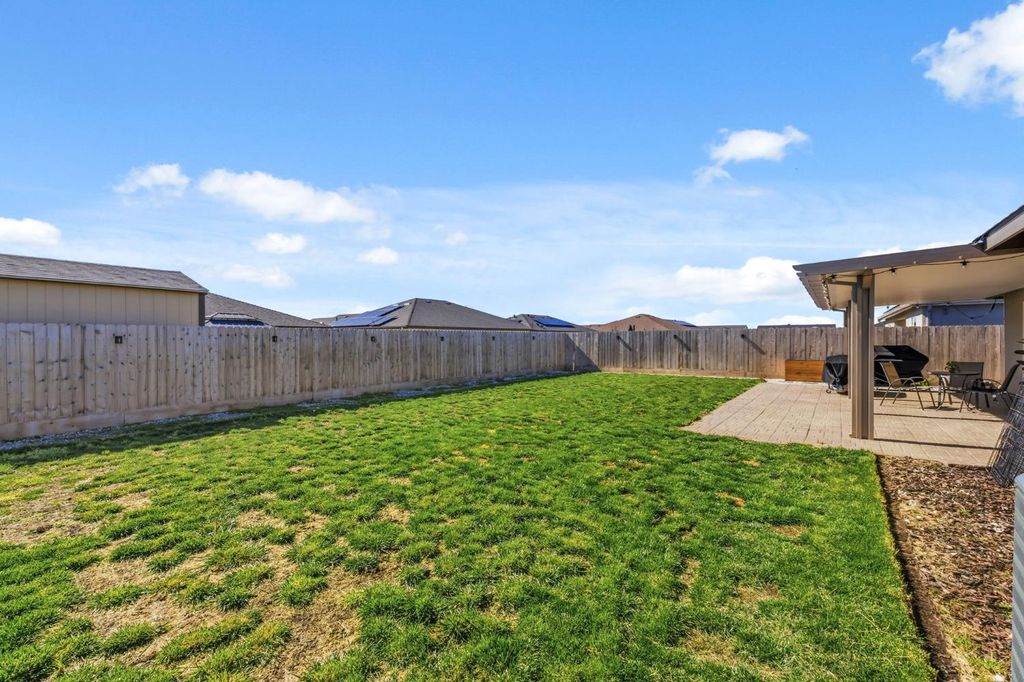 Image 26 of property listing at 2131 W Ambassador Way, Hanford, CA 93230