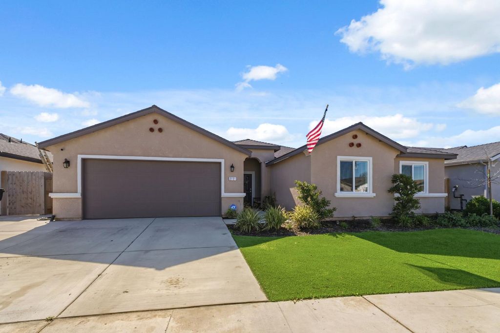 Image 3 of property listing at 2131 W Ambassador Way, Hanford, CA 93230