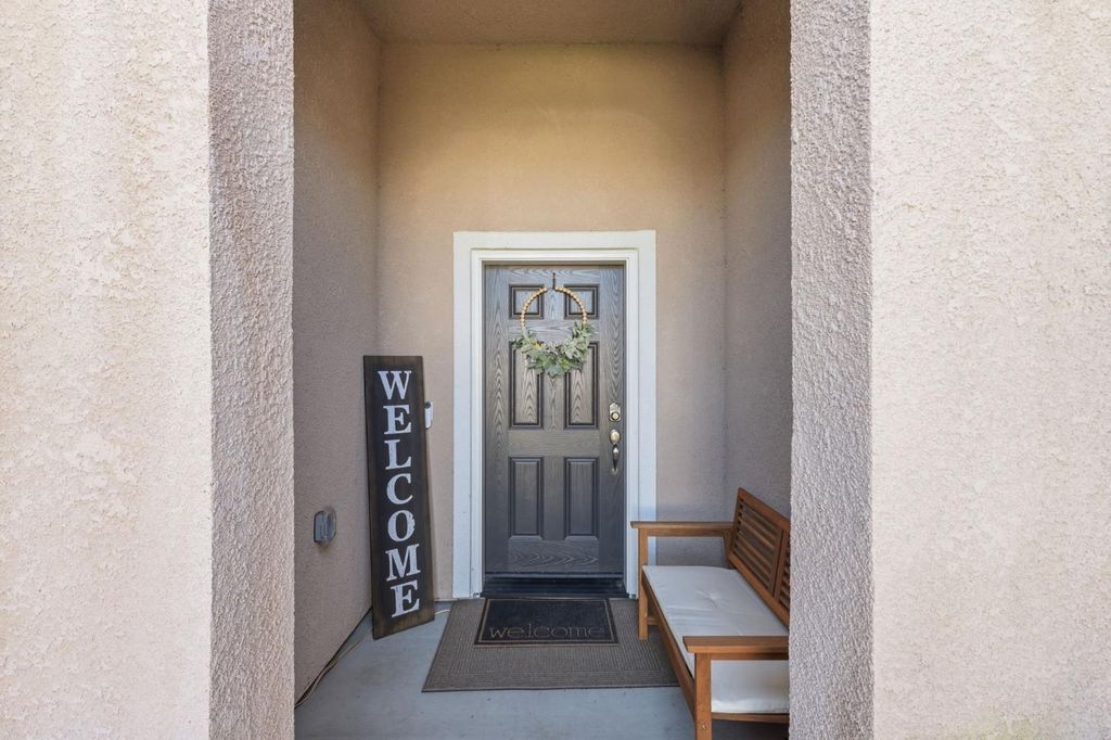 Image 4 of property listing at 2131 W Ambassador Way, Hanford, CA 93230