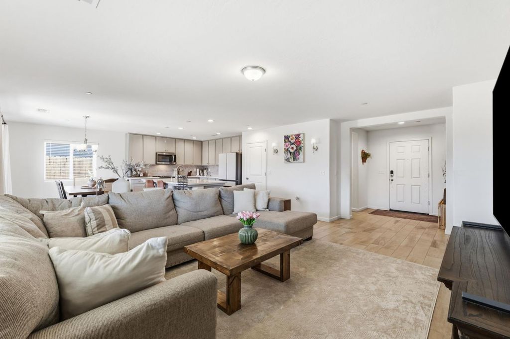 Image 7 of property listing at 2131 W Ambassador Way, Hanford, CA 93230