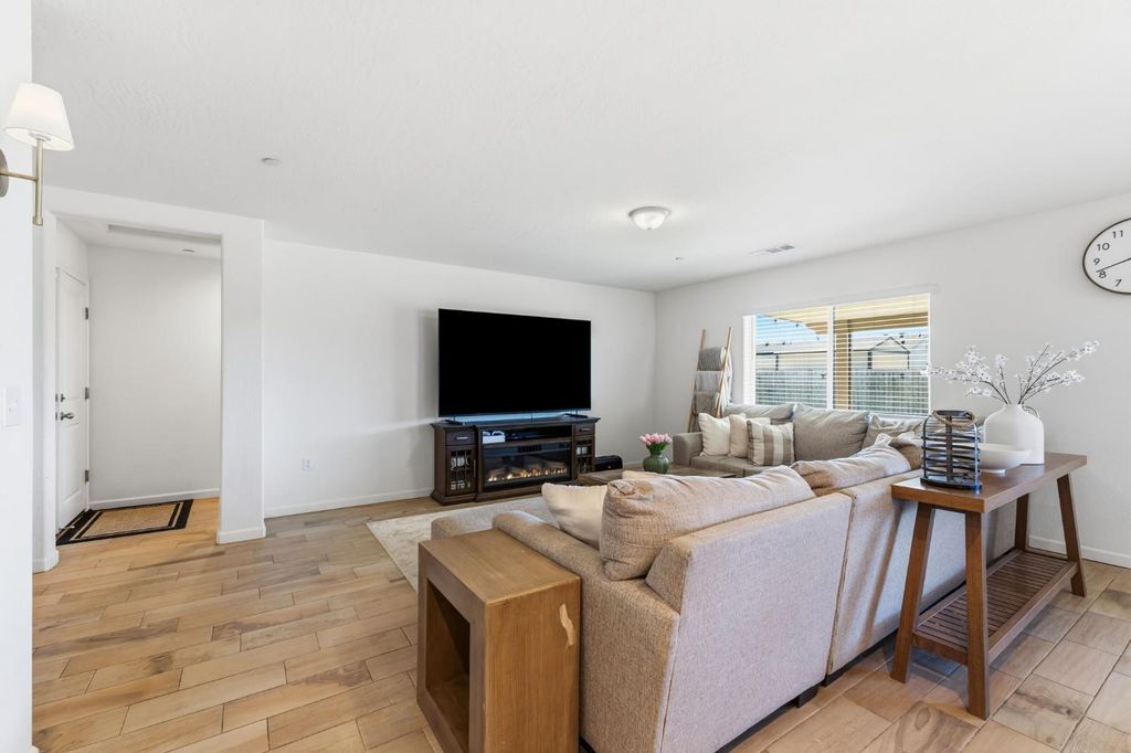 Image 8 of property listing at 2131 W Ambassador Way, Hanford, CA 93230