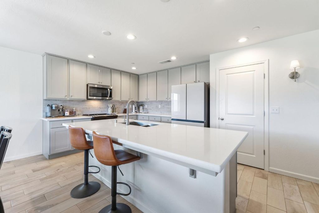 Image 9 of property listing at 2131 W Ambassador Way, Hanford, CA 93230