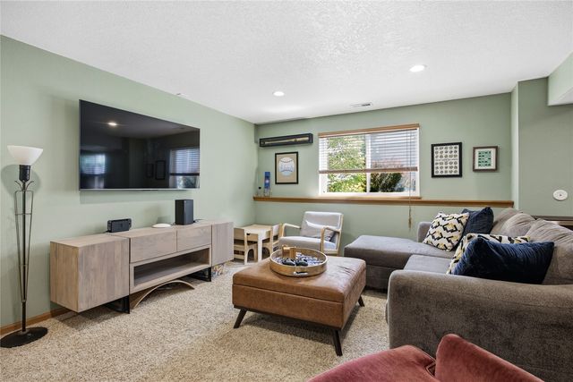 934 Rolling Creek Drive NE, Cedar Rapids, IA 52402
