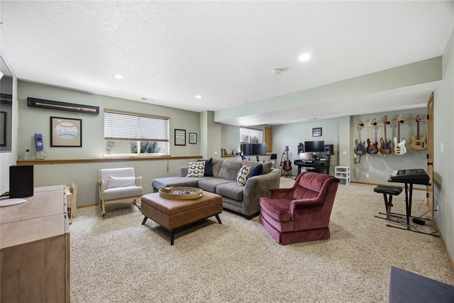 934 Rolling Creek Drive NE, Cedar Rapids, IA 52402